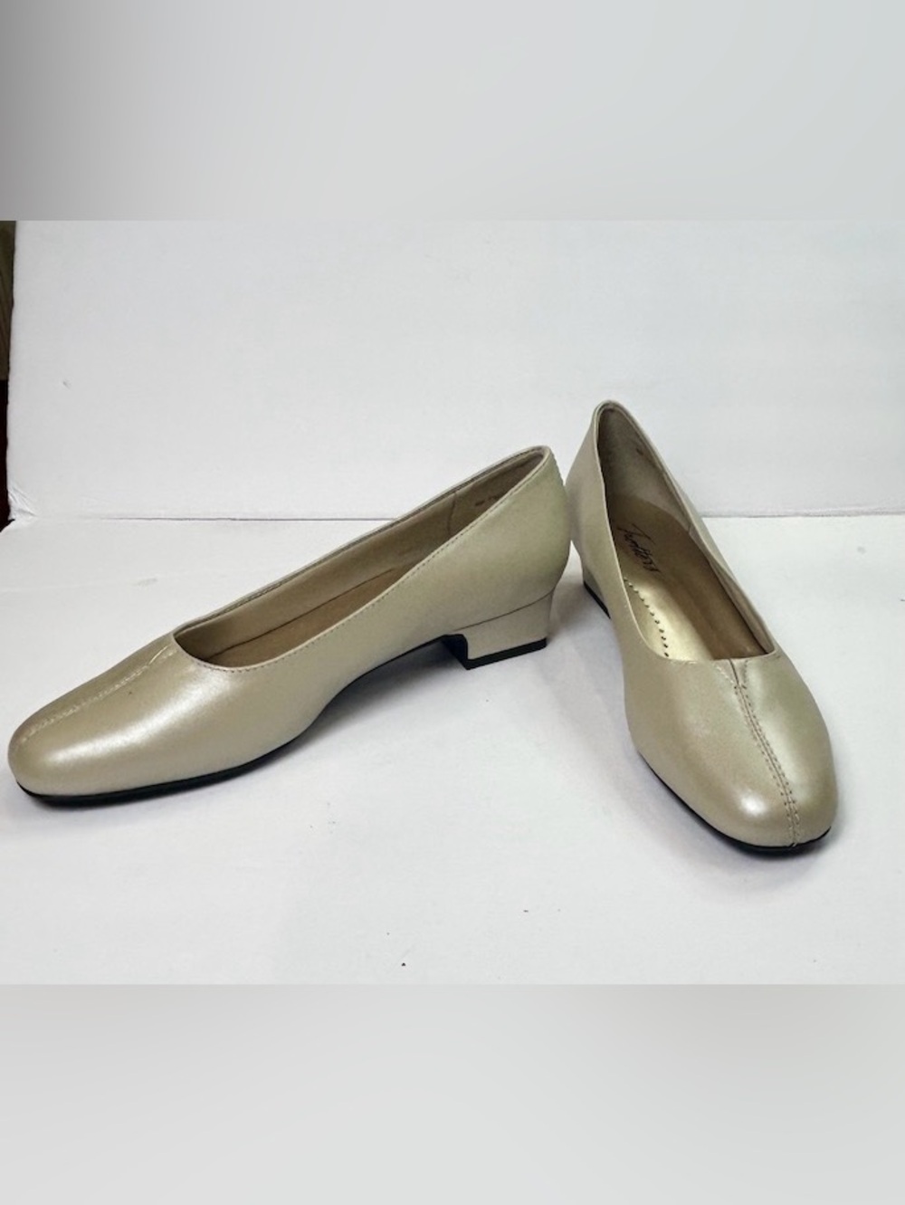 Trotters Women’s Pearl Champagne Gold Low Heel Pumps Square Toe Size 6M